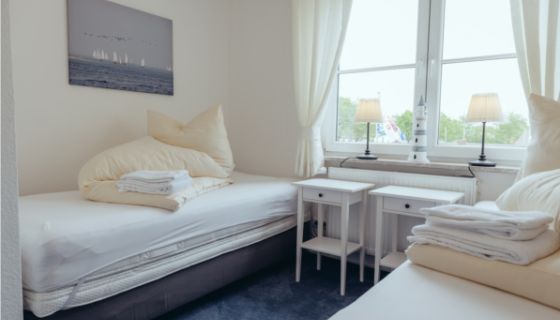 Schlafzimmer zwei Einzelbetten rechts
