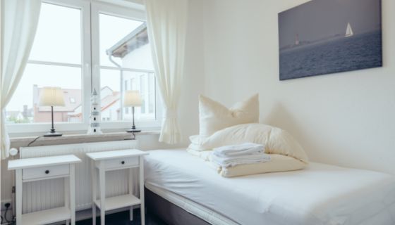 Schlafzimmer zwei Einzelbetten rechts